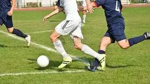 张一山携手神秘女子街头漫步似情侣